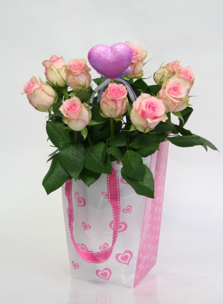 10 small white pink roses in a love bag