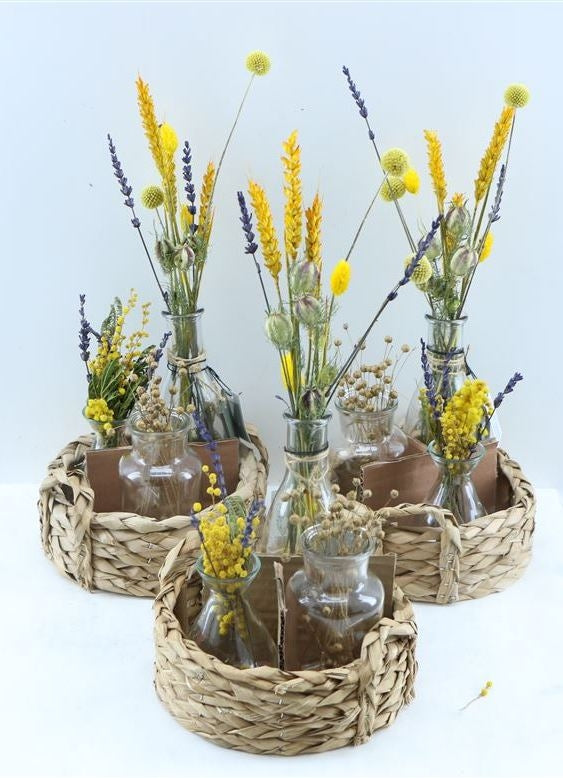 Panier avec 3 bouteilles avec des fleurs sèches jaunes