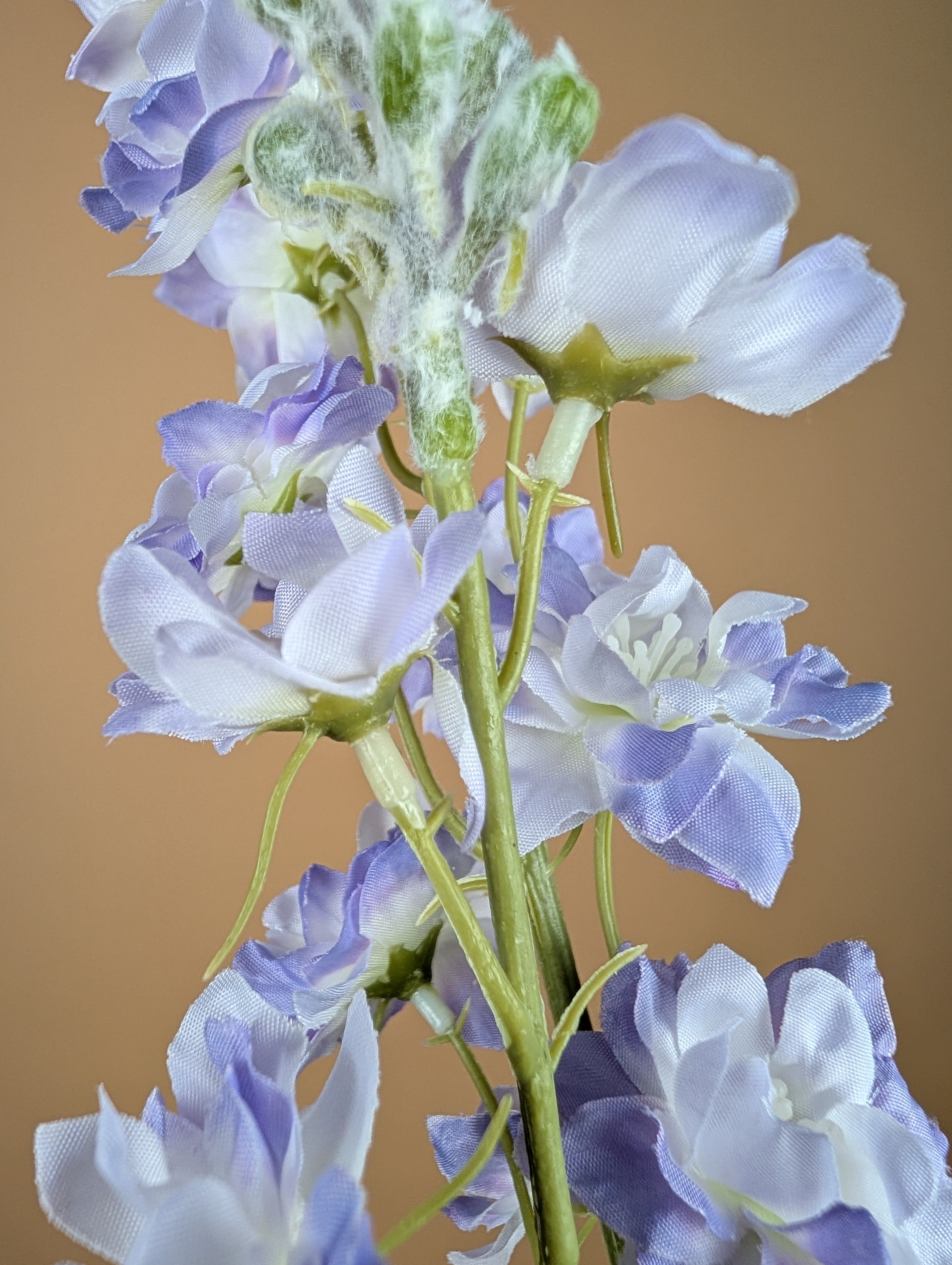 Branche de delphinium en soie – Violet lavande (85 cm)