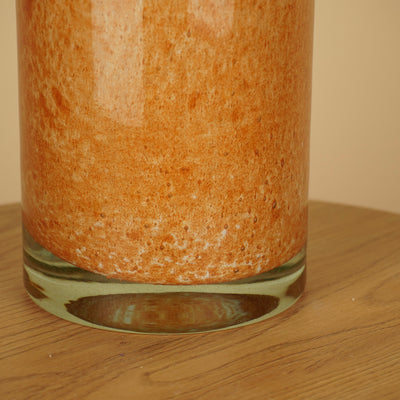 Voet en basis van de Mira caramel cilindervaas van glas